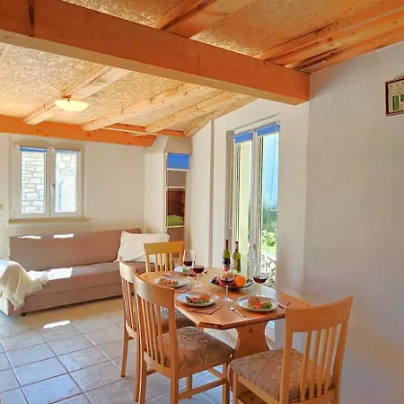 Quaint Stone Just 150m From The Beach, Little House