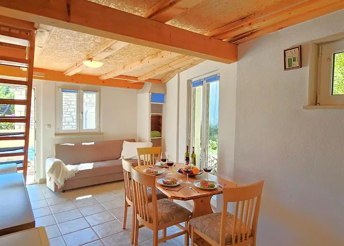 Quaint Stone Just 150m From The Beach, Little House