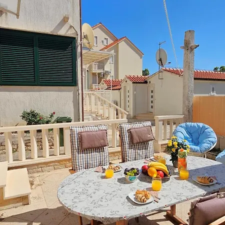 Διαμέρισμα Quaint Stone Just 150m From The Beach, Little House
