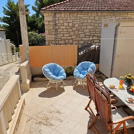 Διαμέρισμα Quaint Stone Just 150m From The Beach, Little House Poljana (Ugljan)