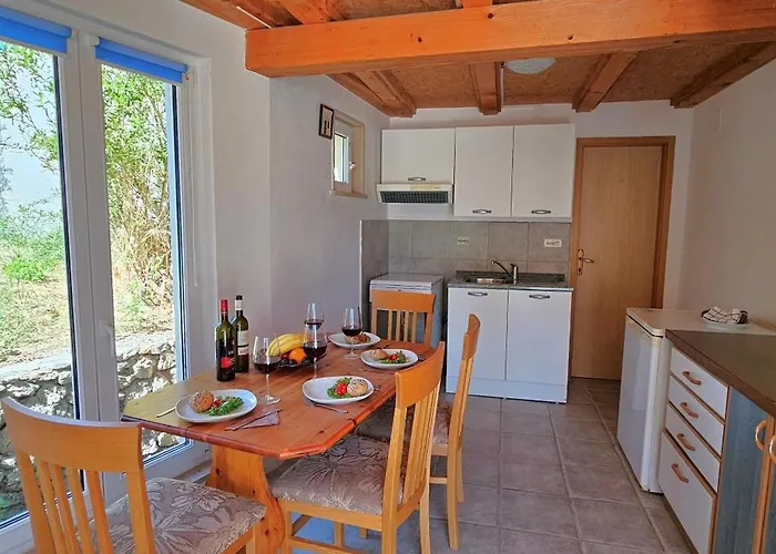 Διαμέρισμα Quaint Stone Just 150m From The Beach, Little House